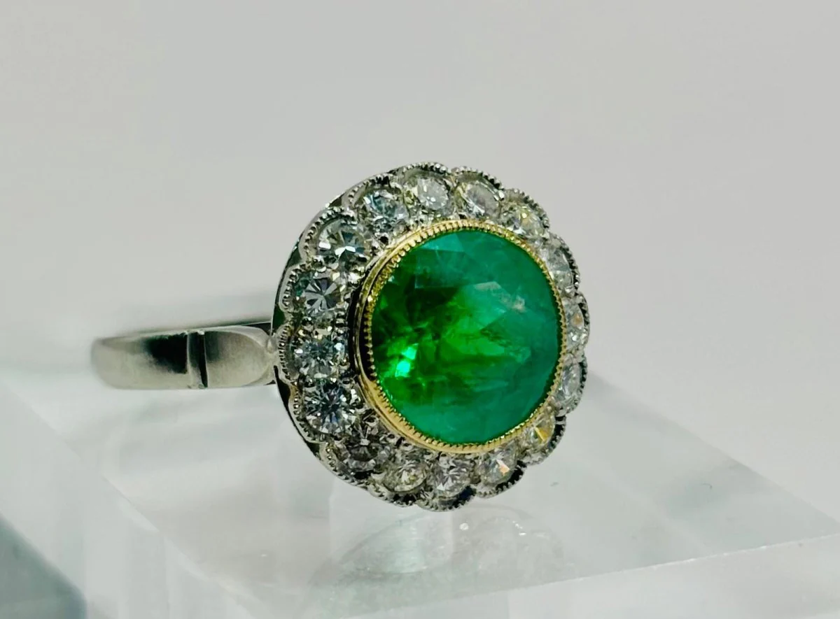 ANILLO EN PLATINO CON ESMERALDA Y HALO DE DIAMANTES - Image 3