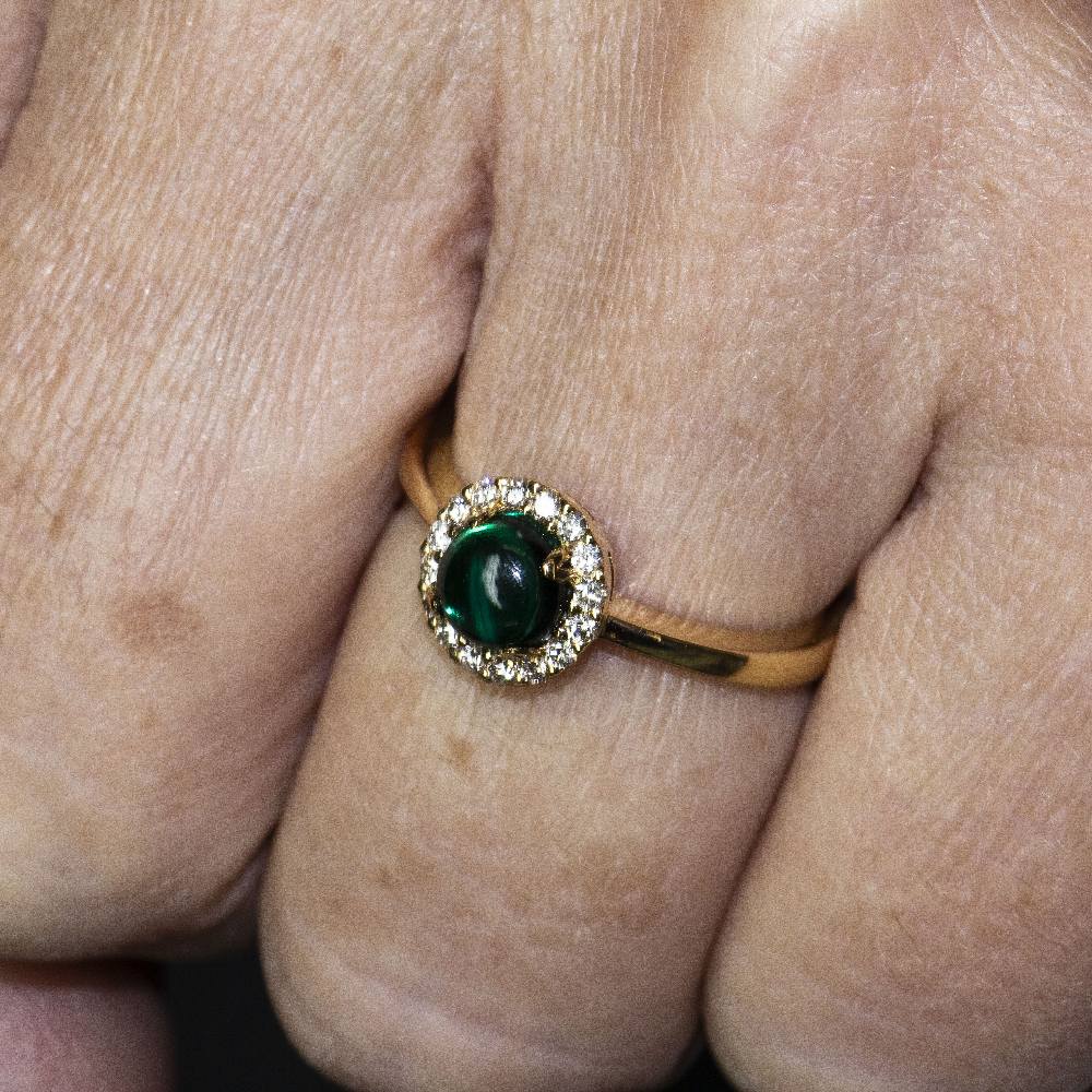 Bague en or, diamants et émeraude - Image 4