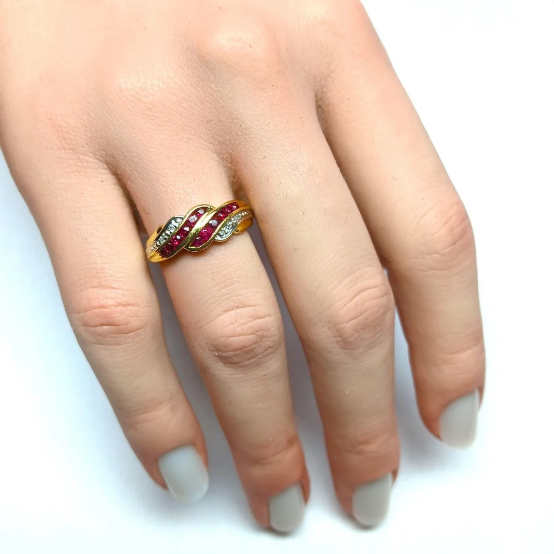 Bague en or blanc, or jaune, rubis et diamants - Image 2