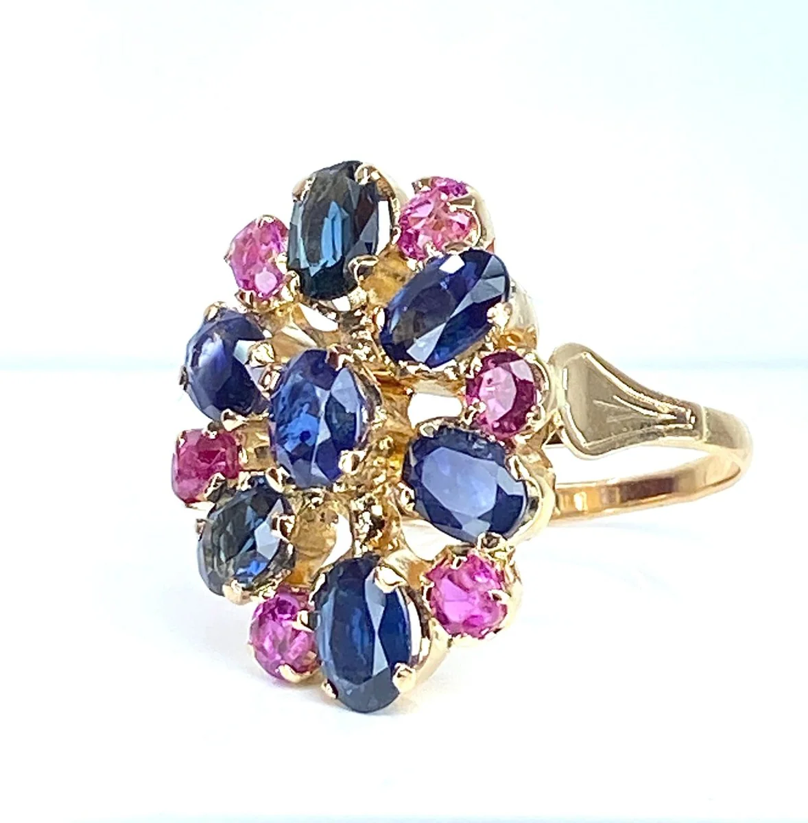 Bague Cocktail en or jaune, saphirs et rubis - Image 2