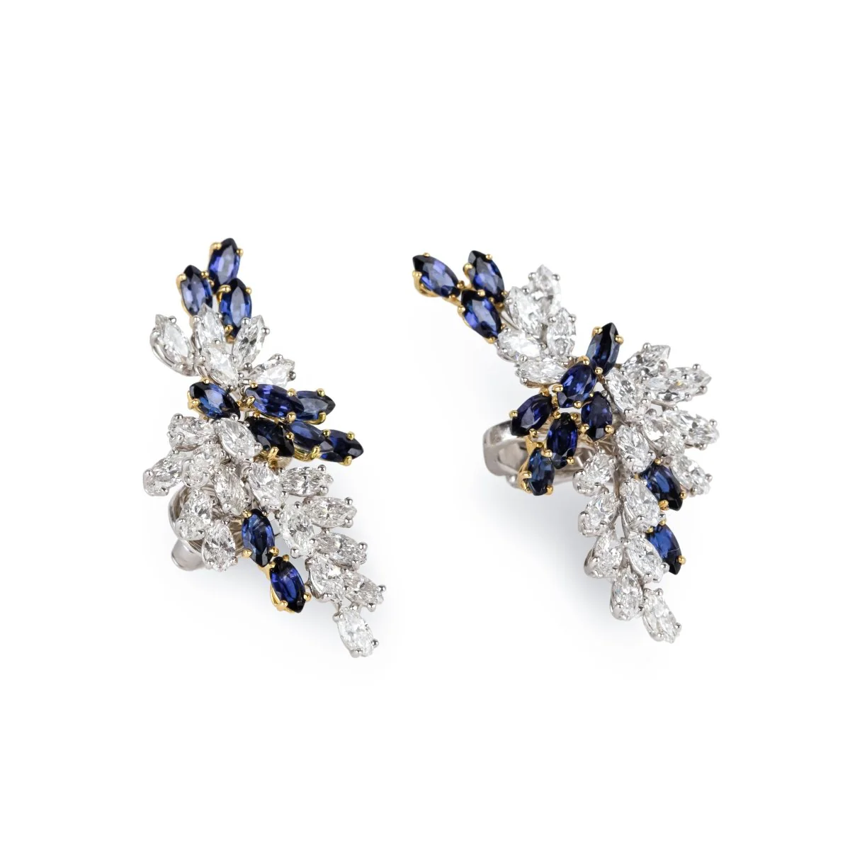 Boucles d'oreilles Clip CHAUMET en or blanc, or jaune, platine, saphirs et diamants