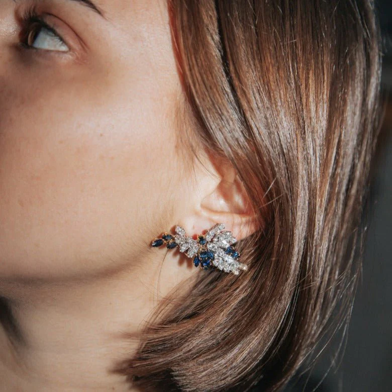 Boucles d'oreilles Clip CHAUMET en or blanc, or jaune, platine, saphirs et diamants - Image 2