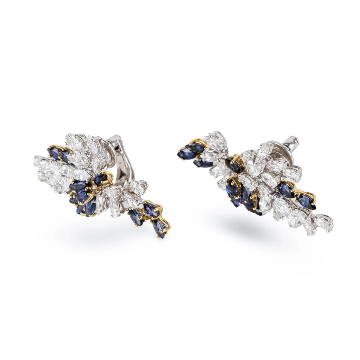 Boucles d'oreilles Clip CHAUMET en or blanc, or jaune, platine, saphirs et diamants - Image 3