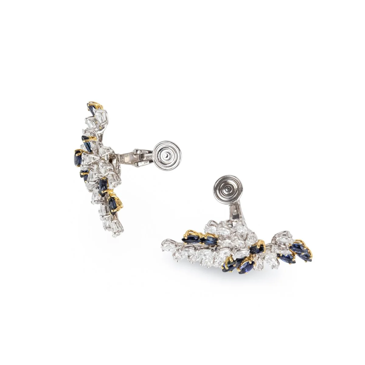 Boucles d'oreilles Clip CHAUMET en or blanc, or jaune, platine, saphirs et diamants - Image 4