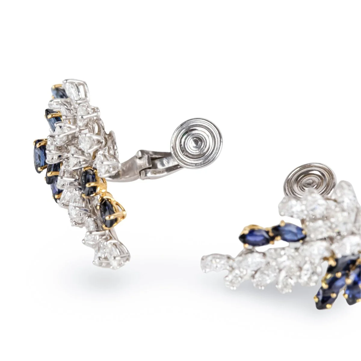 Boucles d'oreilles Clip CHAUMET en or blanc, or jaune, platine, saphirs et diamants - Image 5