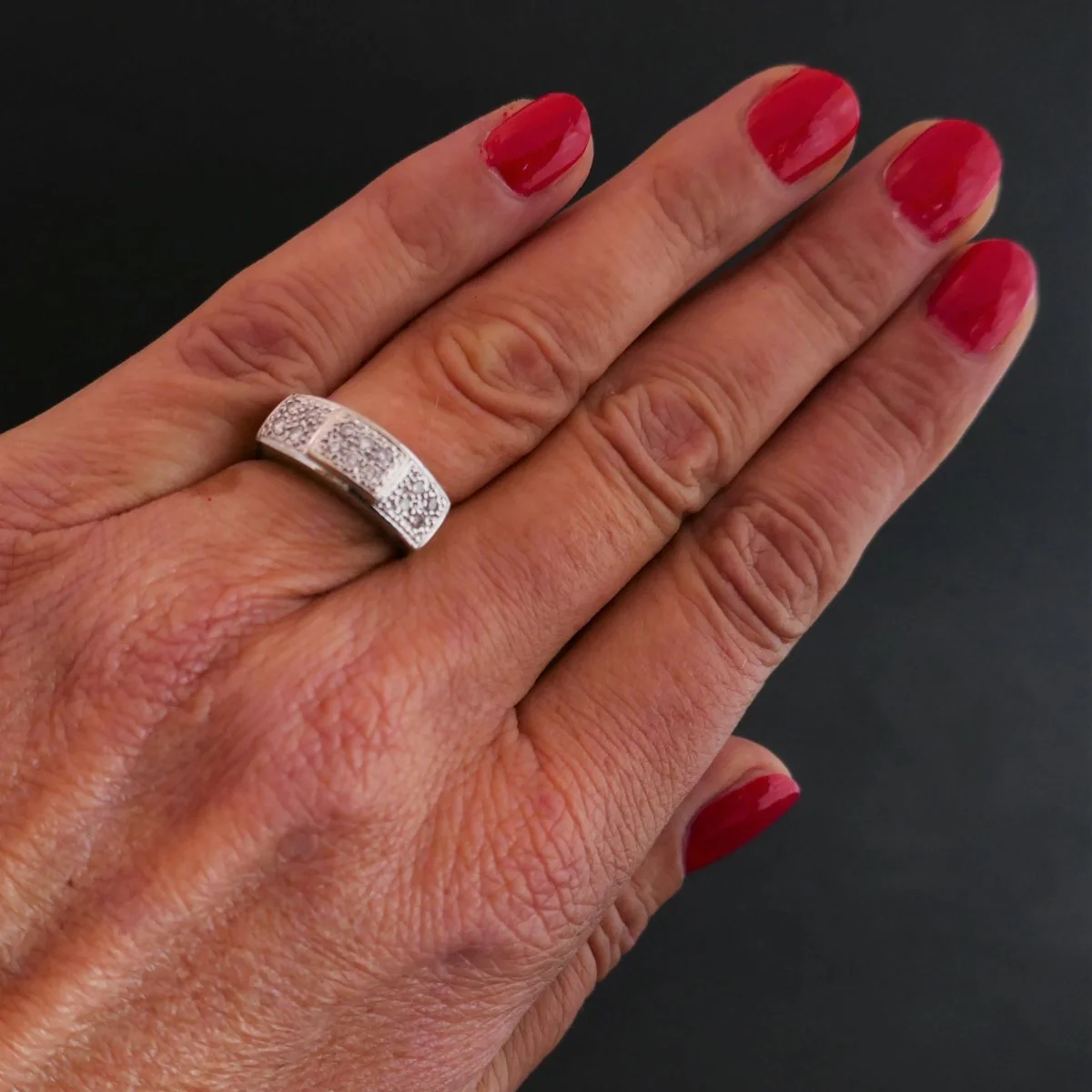 Bague Entourage en or blanc et diamants - Image 2
