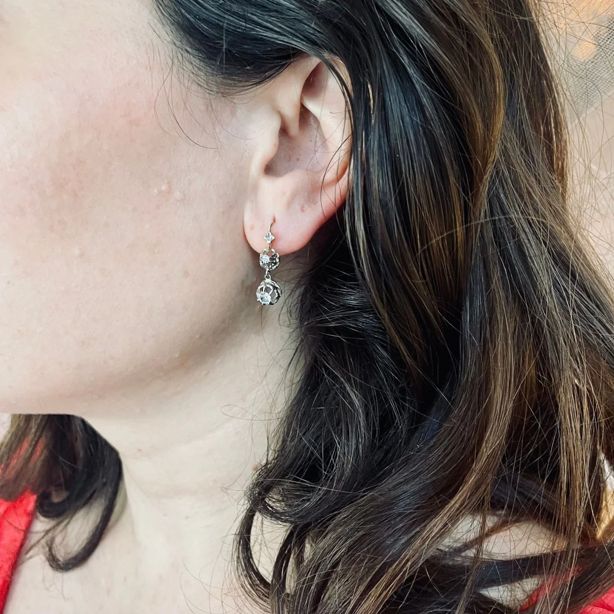 Boucles d'oreilles Dormeuses en or jaune, or blanc et diamants - Image 2