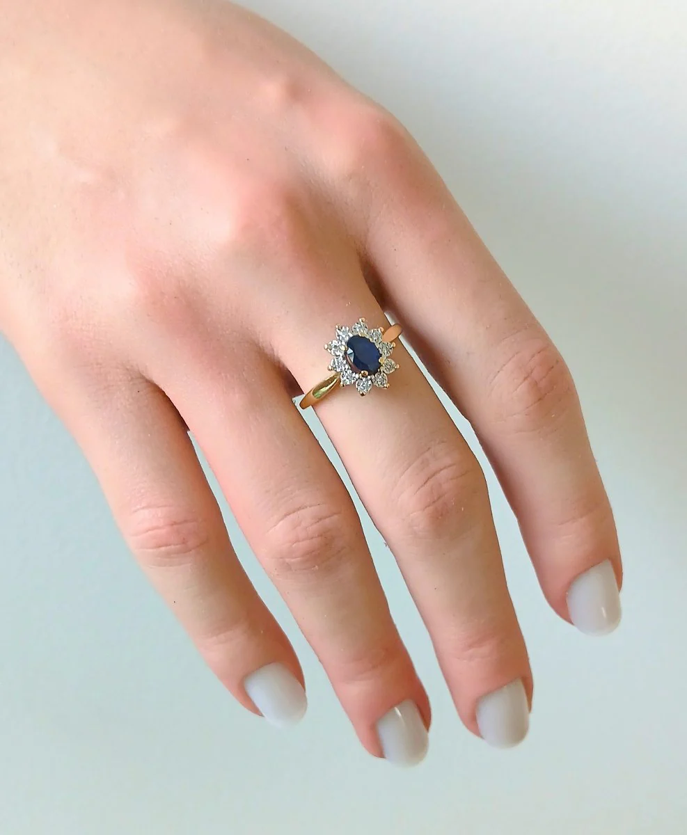 Bague Marguerite en or jaune, saphir, et diamants - Image 2