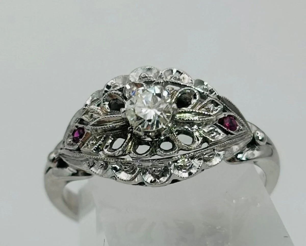 Bague Jarretière art déco en platine et diamants et rubis - Image 3