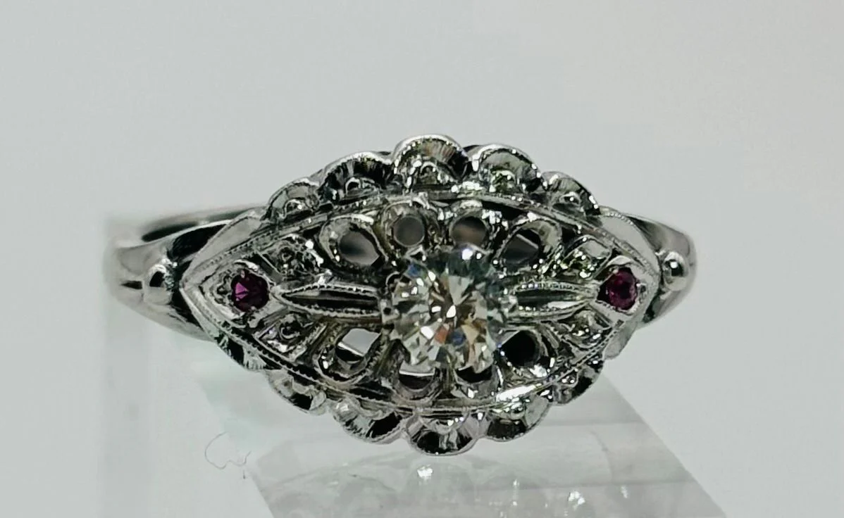 Bague Jarretière art déco en platine et diamants et rubis - Image 4