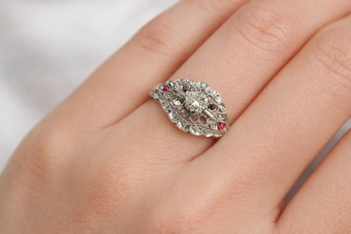 Bague Jarretière art déco en platine et diamants et rubis - Image 5