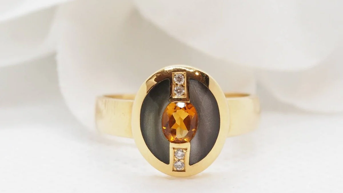Bague Clozeau en or jaune, diamants et résine