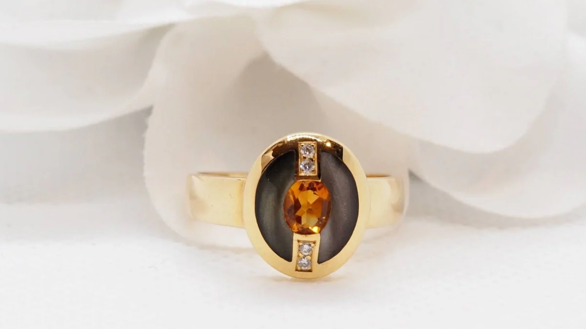 Bague Clozeau en or jaune, diamants et résine - Image 2