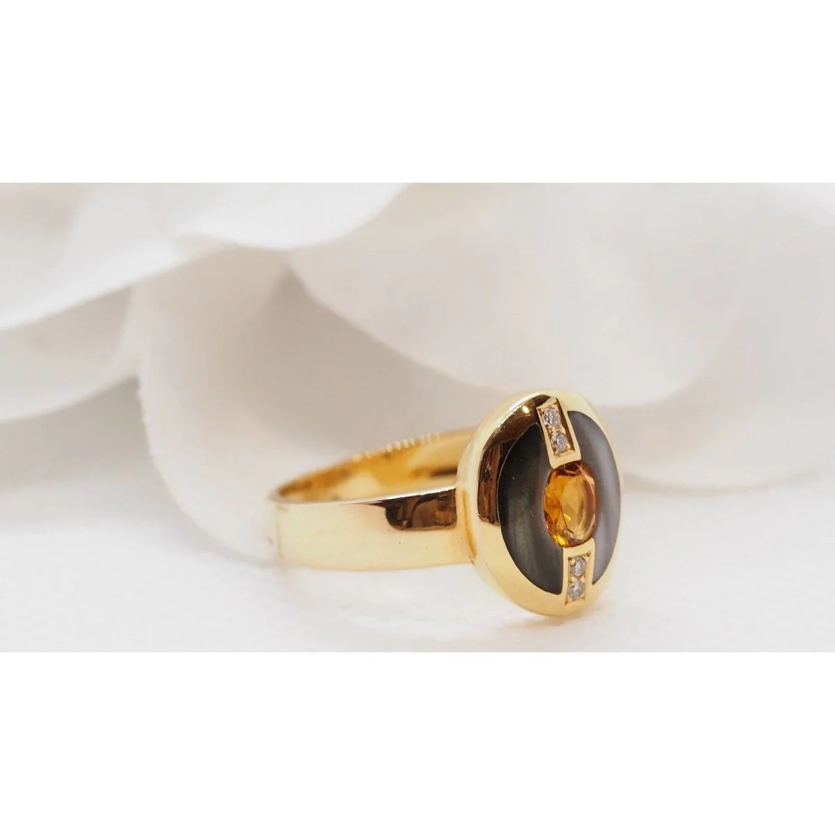 Bague Clozeau en or jaune, diamants et résine - Image 3