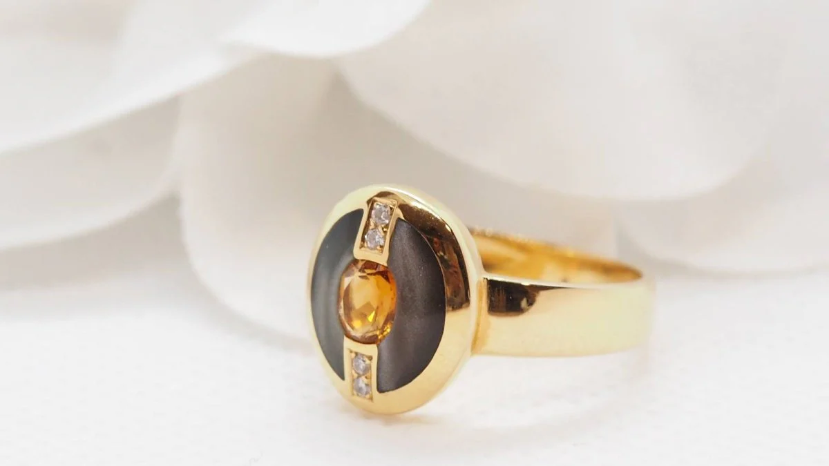 Bague Clozeau en or jaune, diamants et résine - Image 4