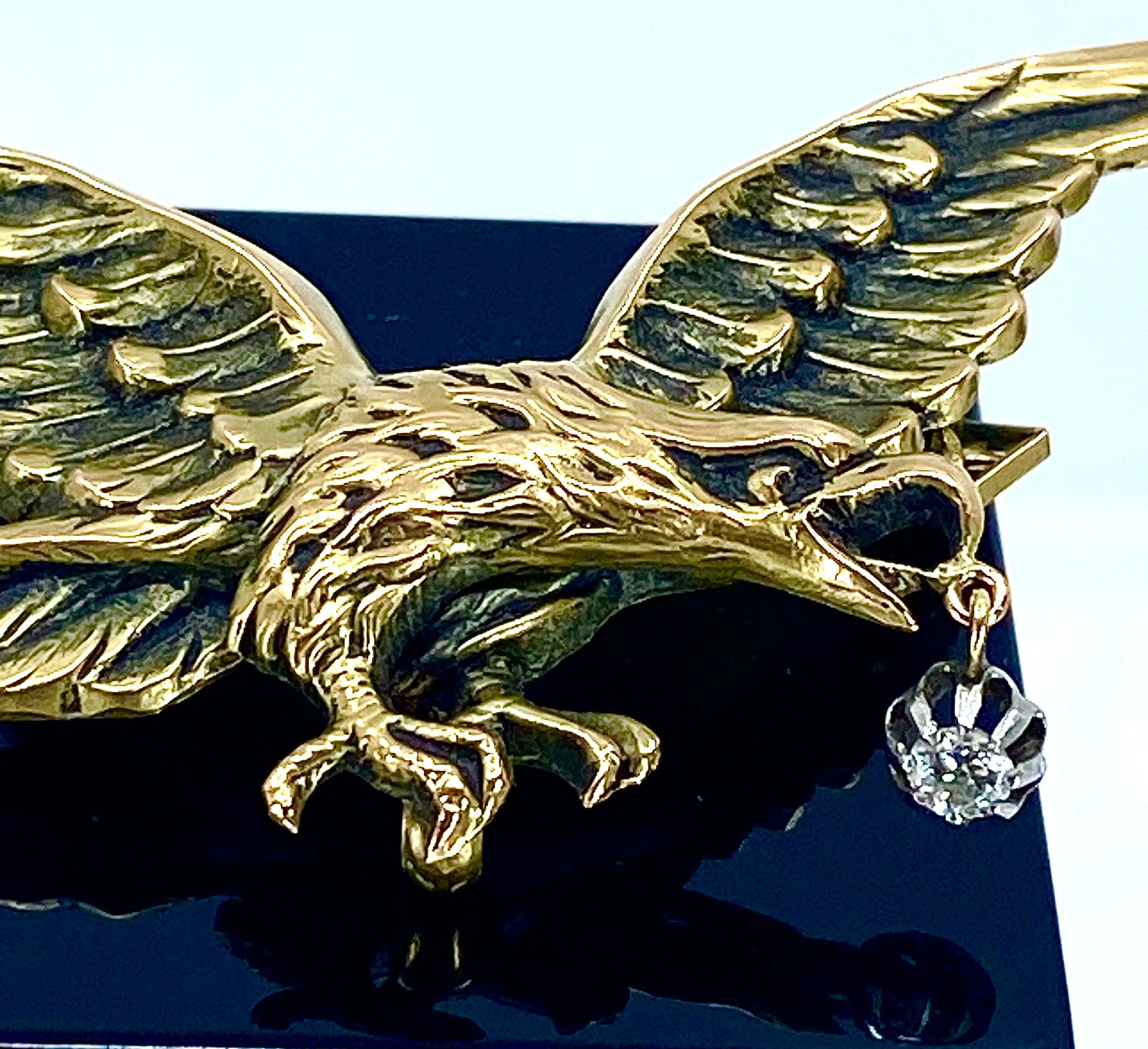 Broche en or 18 carats : aigle tenant un diamant dans son bec, vers 1880 - Image 6