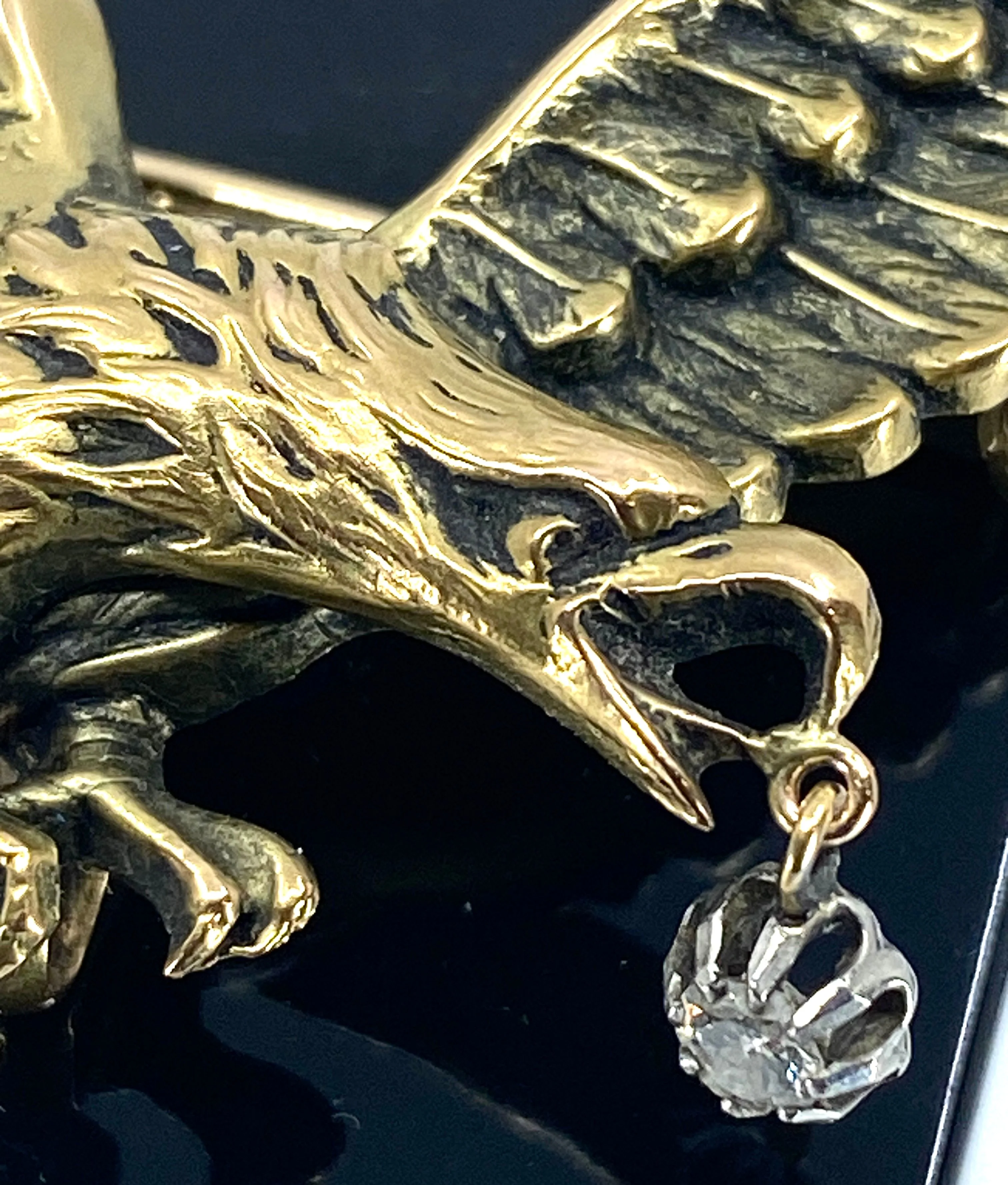 Broche en or 18 carats : aigle tenant un diamant dans son bec, vers 1880 - Image 7