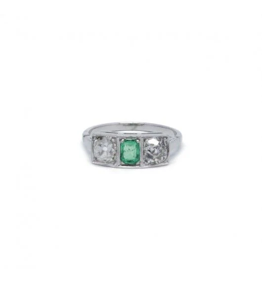Bague - Or. Platine. Diamants Et Emeraude