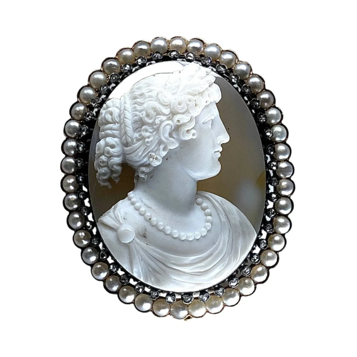 Broche Camée en or jaune, agate, perles et diamants