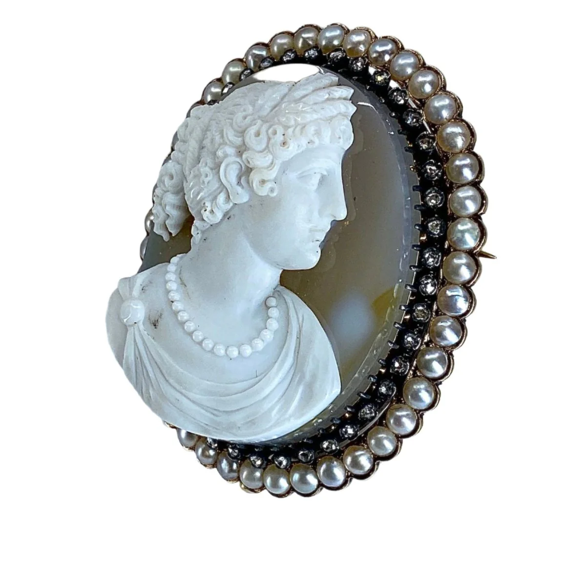Broche Camée en or jaune, agate, perles et diamants - Image 2