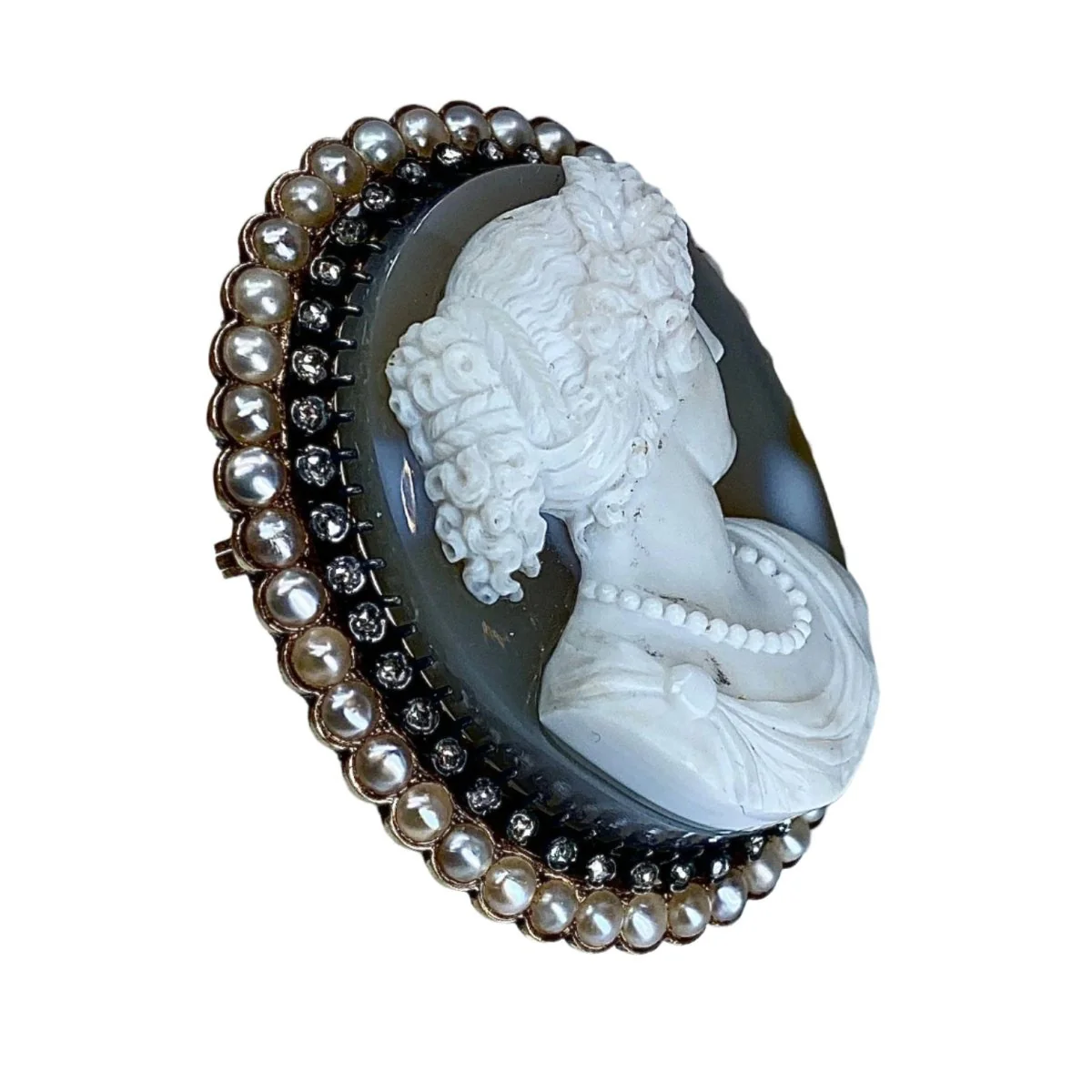 Broche Camée en or jaune, agate, perles et diamants - Image 4