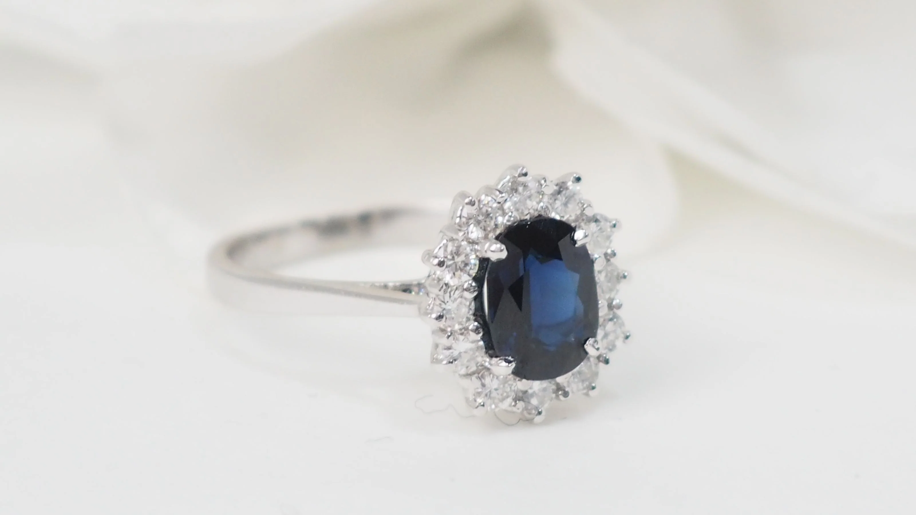 Bague marguerite en or blanc, saphir et diamants - Image 3