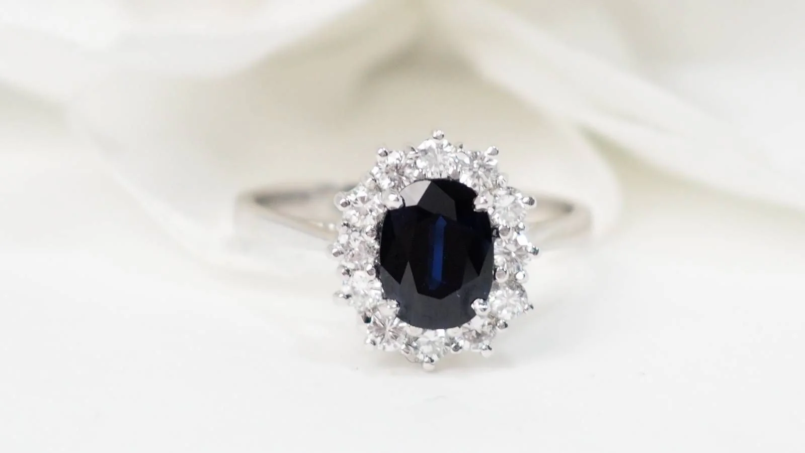 Bague marguerite en or blanc, saphir et diamants - Image 4