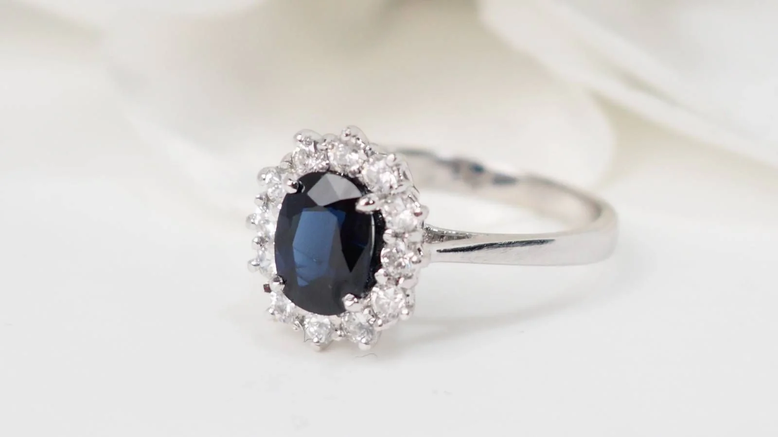 Bague marguerite en or blanc, saphir et diamants - Image 5