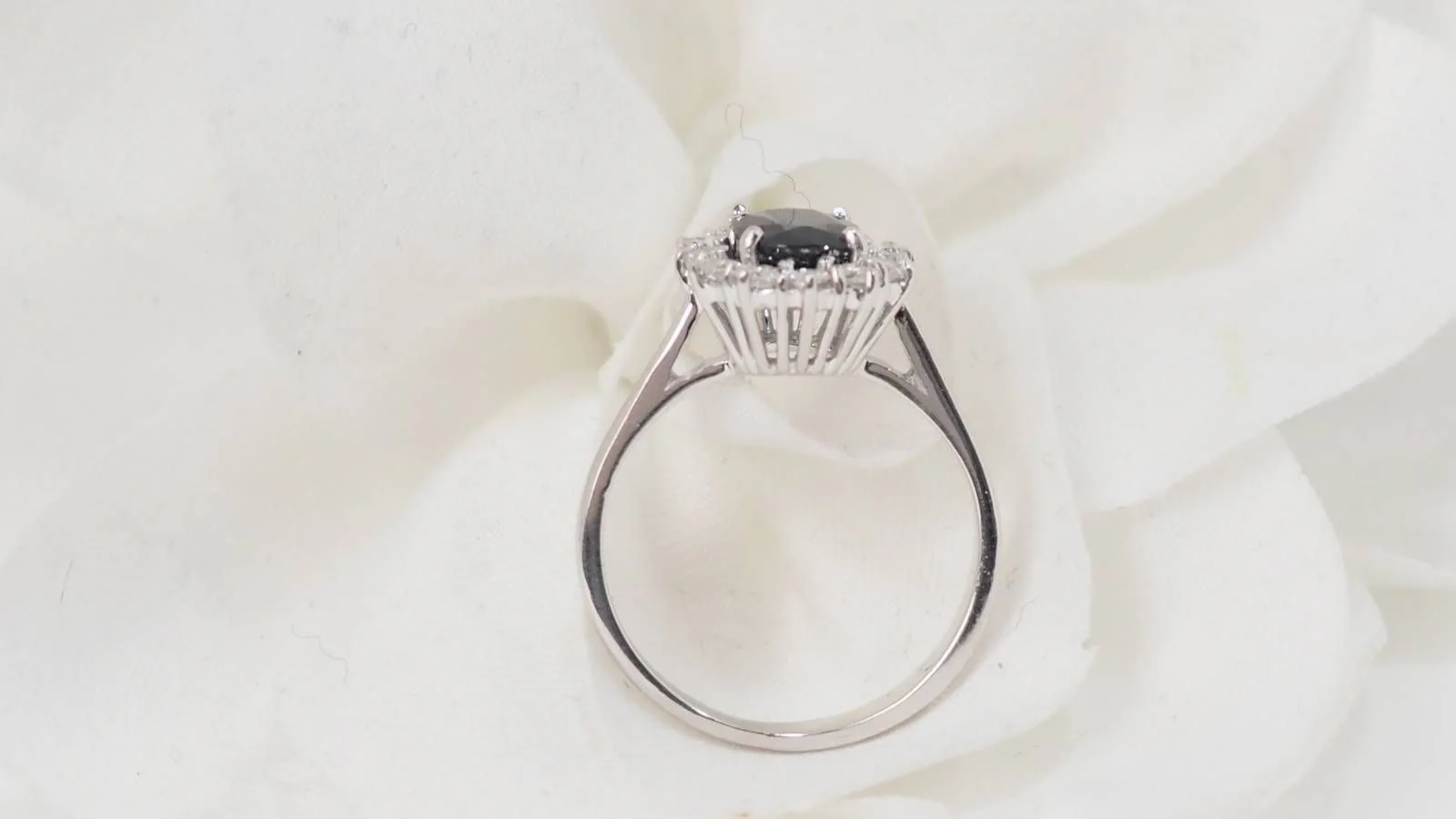 Bague marguerite en or blanc, saphir et diamants - Image 6