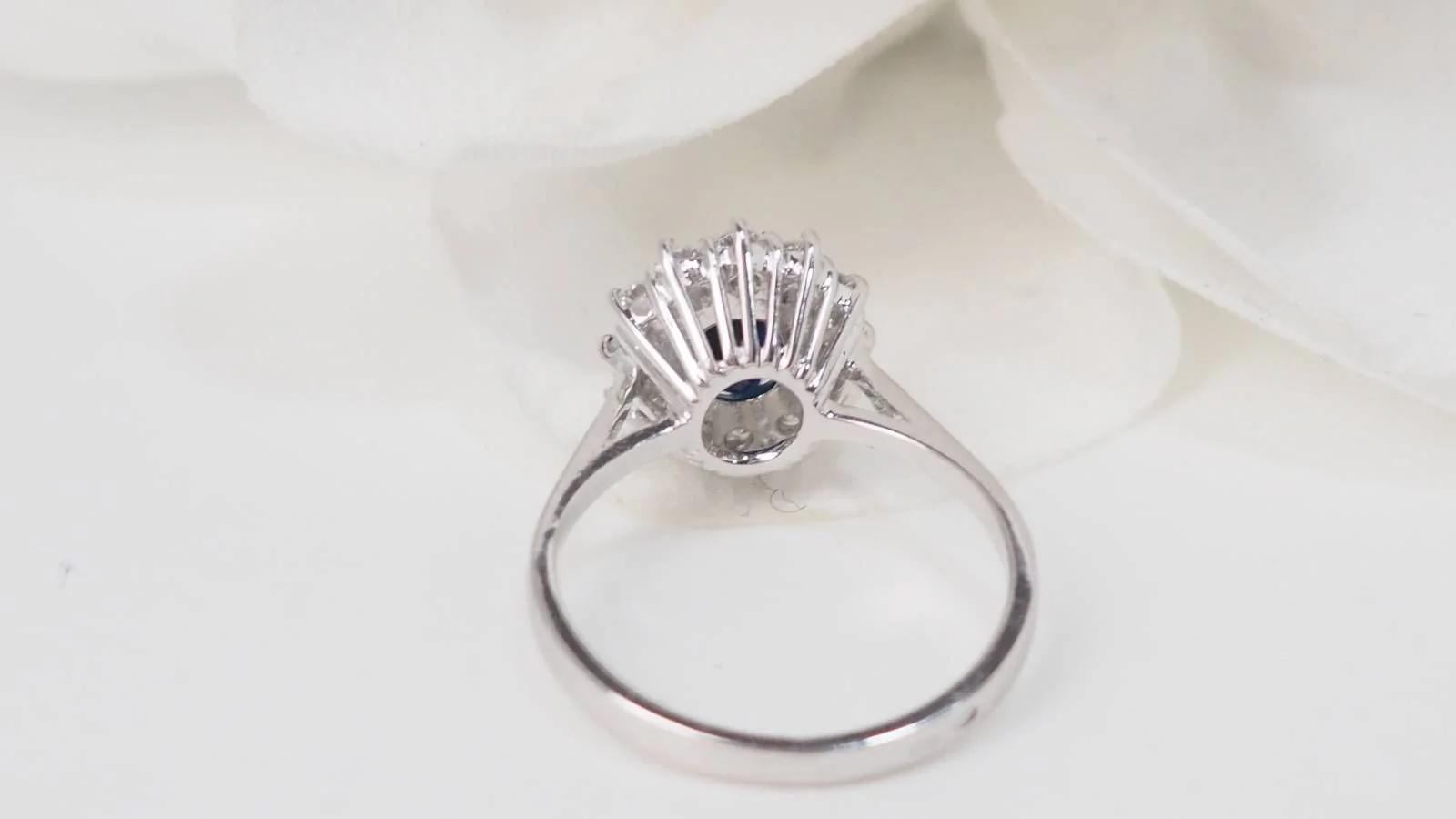 Bague marguerite en or blanc, saphir et diamants - Image 7