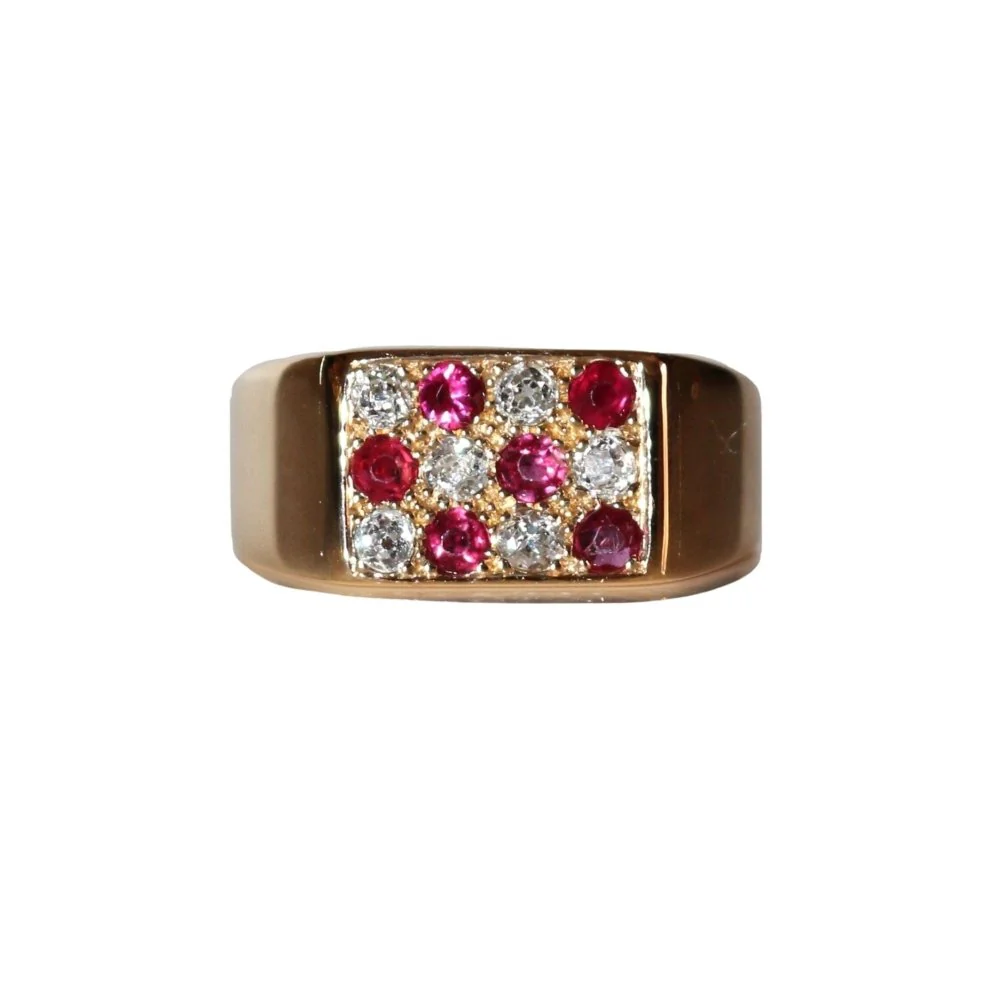 Bague Chevalière en or jaune, rubis et diamants