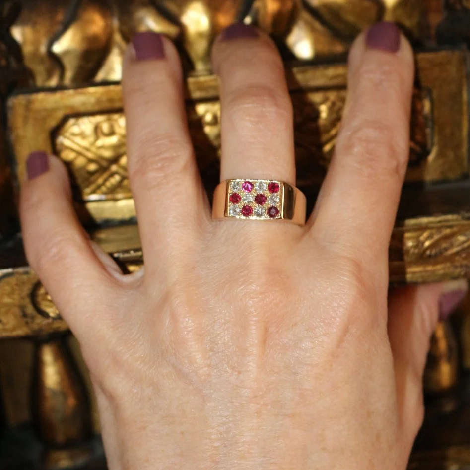 Bague Chevalière en or jaune, rubis et diamants - Image 2