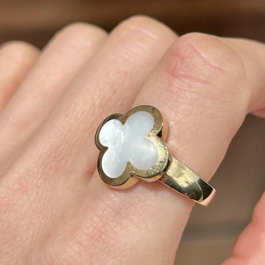 Bague Jonc VAN CLEEF & ARPELS "Pure Alhambra" en or jaune et nacre - Image 2