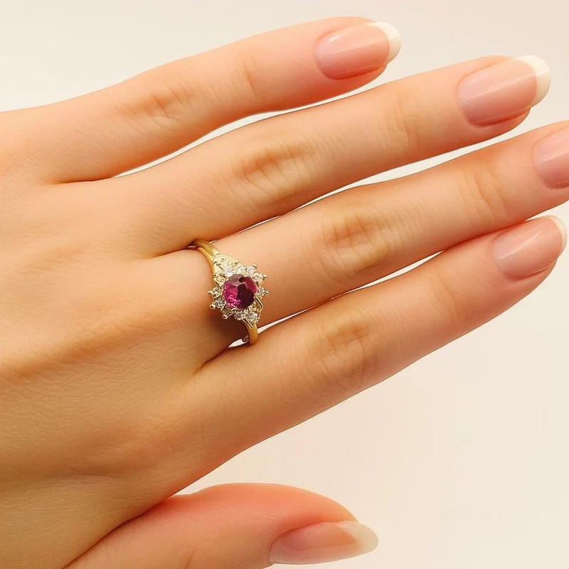 Bague en or jaune, saphir et diamants - Image 2