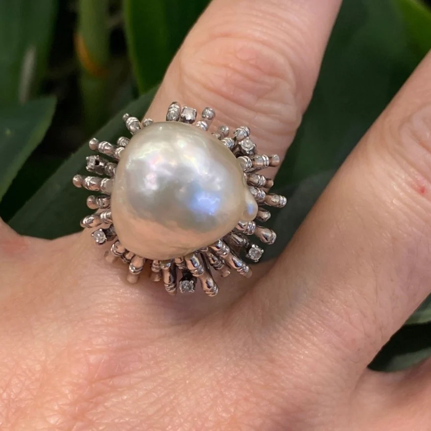 Bague en or blanc, perles et diamants - Image 2