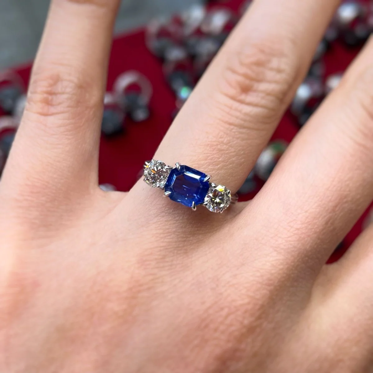 Bague en or blanc, saphir et diamants - Image 2