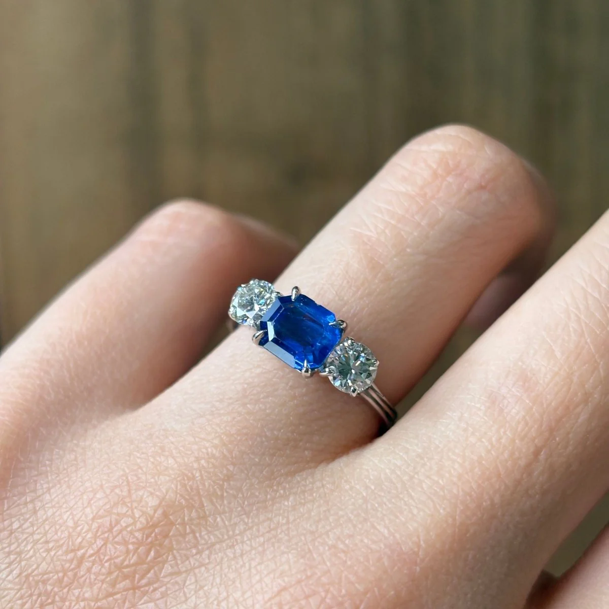 Bague en or blanc, saphir et diamants - Image 5