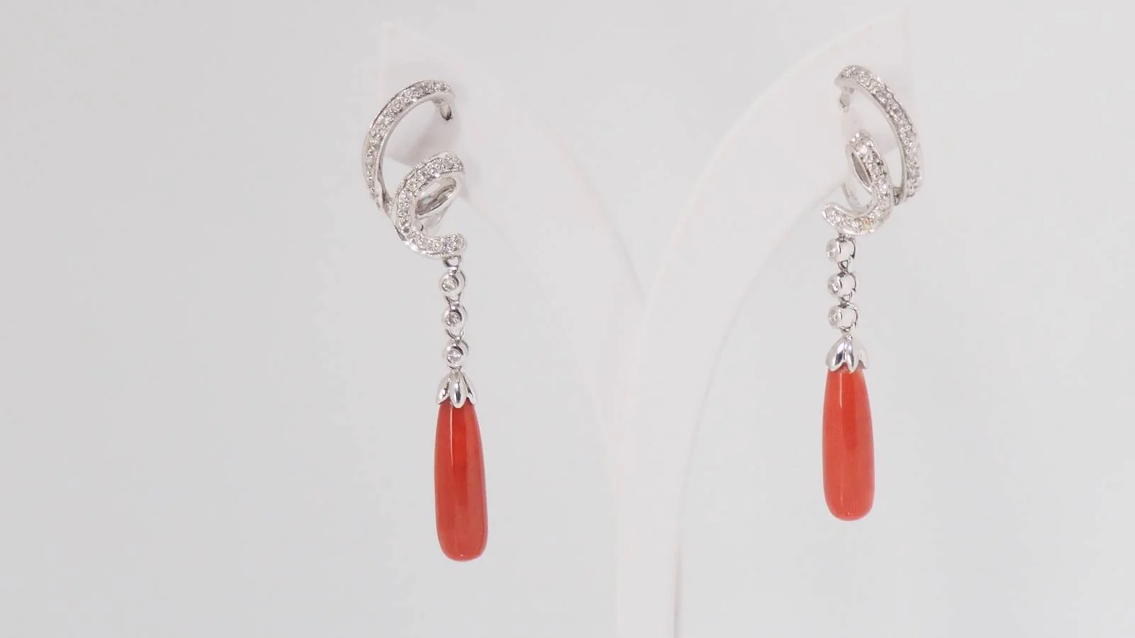 Pendants d'oreilles en or blanc, diamants et corail - Image 2