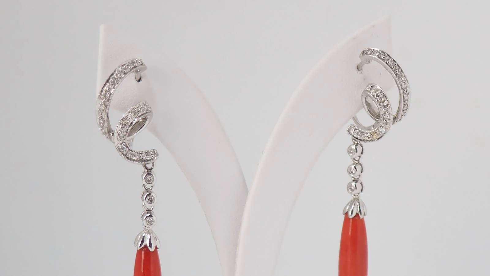 Pendants d'oreilles en or blanc, diamants et corail - Image 3