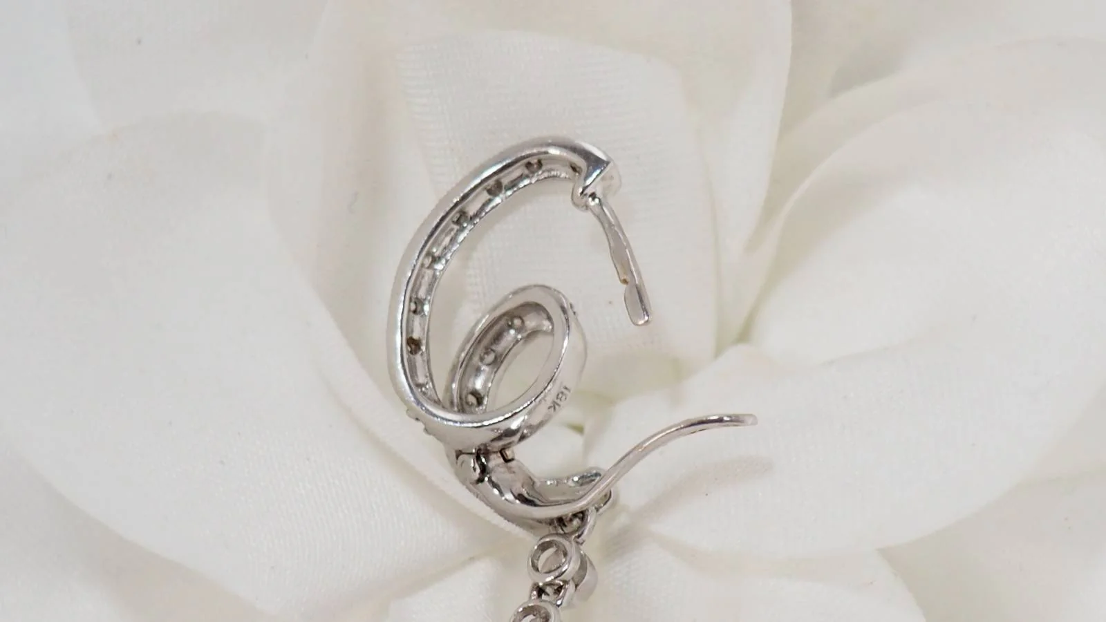 Pendants d'oreilles en or blanc, diamants et corail - Image 4