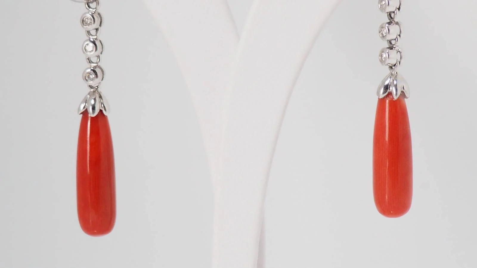Pendants d'oreilles en or blanc, diamants et corail - Image 5