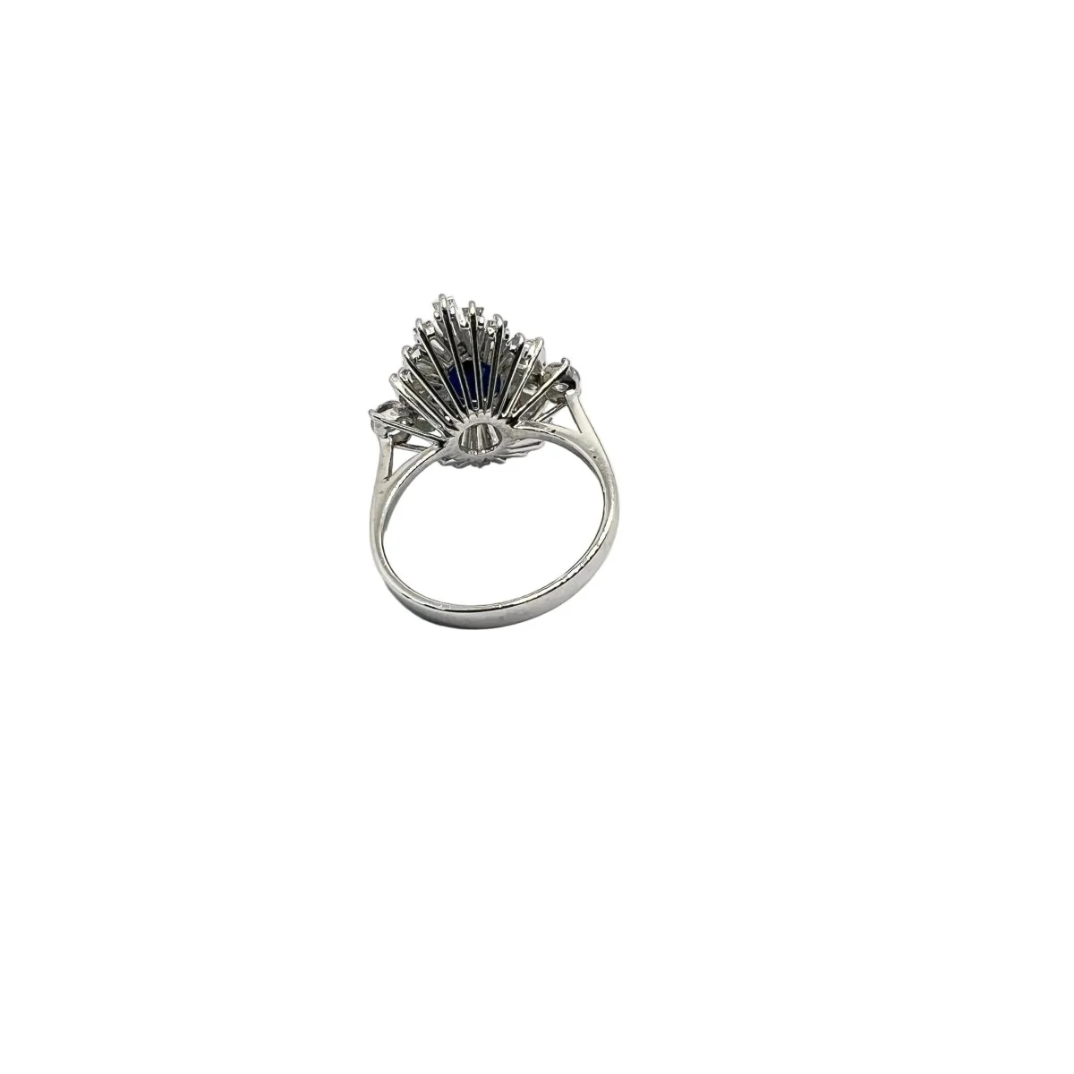 Bague Entourage en or blanc, saphir et diamants - Image 2