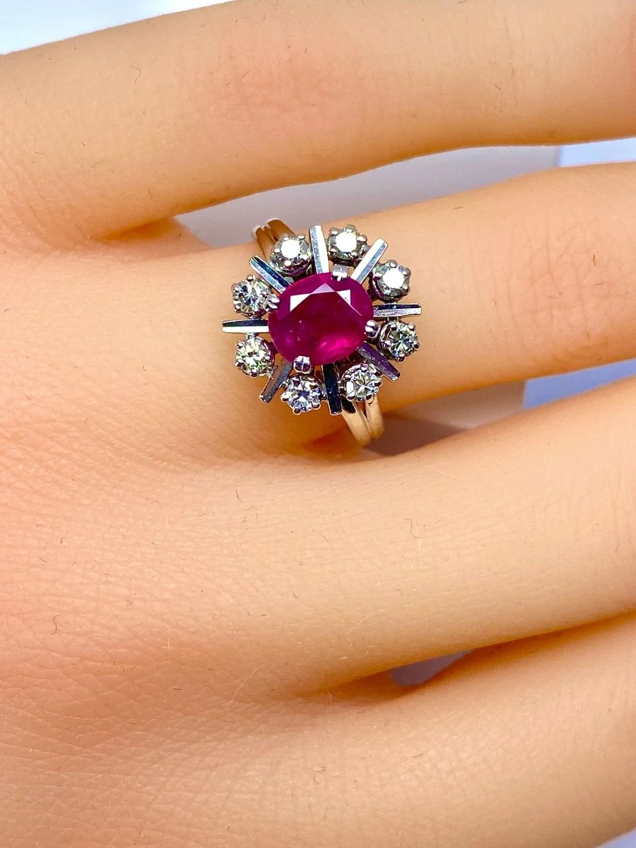 Bague en or blanc 18 carats en rubis et diamants - Image 2