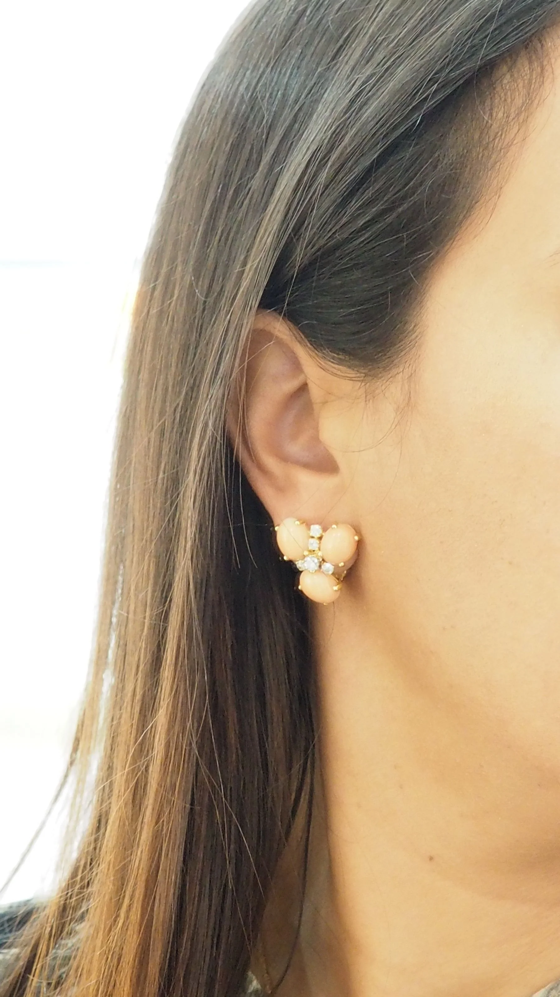 Boucles d'oreilles en or jaune, Cabochons de corail et diamants - Image 2