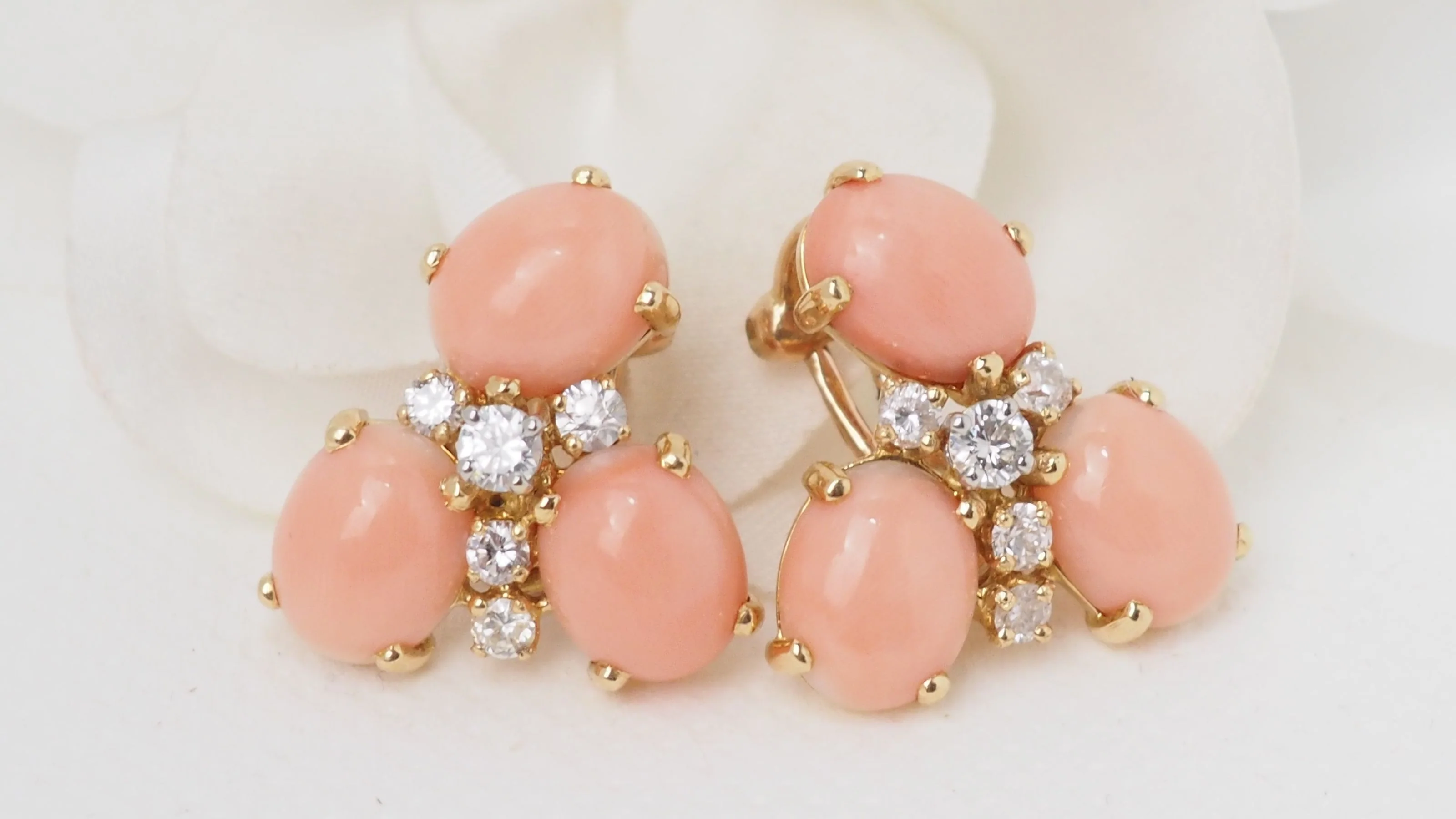 Boucles d'oreilles en or jaune, Cabochons de corail et diamants - Image 3