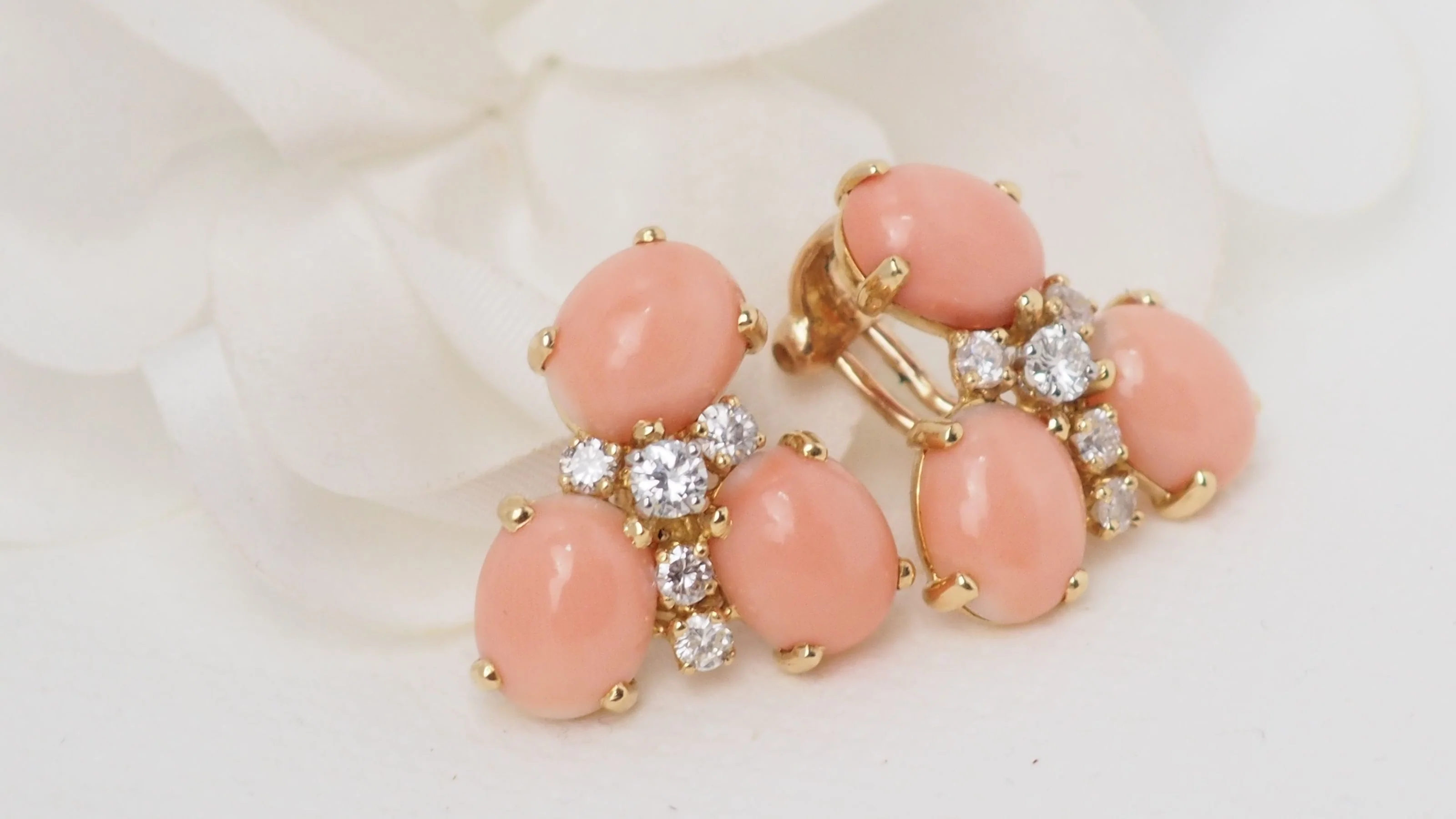 Boucles d'oreilles en or jaune, Cabochons de corail et diamants - Image 5