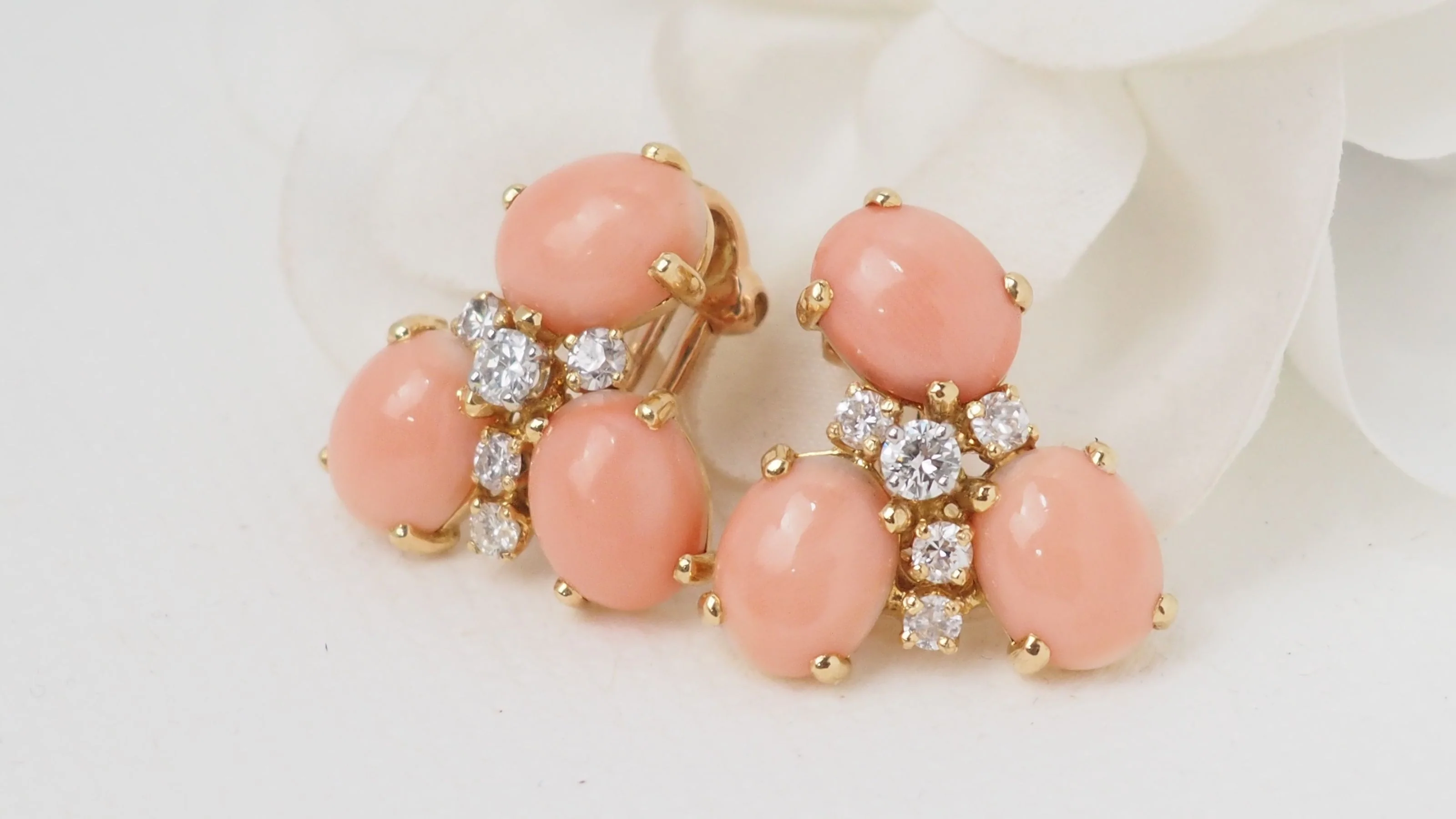 Boucles d'oreilles en or jaune, Cabochons de corail et diamants - Image 6