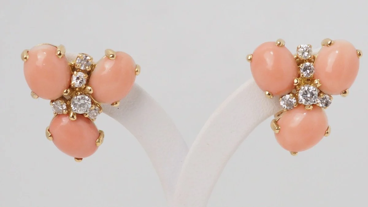 Boucles d'oreilles en or jaune, Cabochons de corail et diamants - Image 7