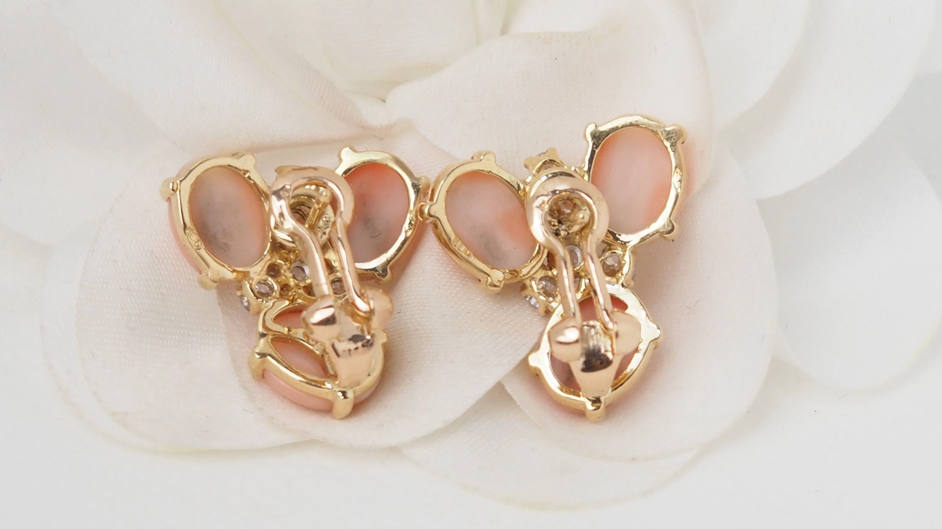 Boucles d'oreilles en or jaune, Cabochons de corail et diamants - Image 8