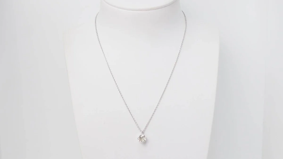 Collier solitaire en or blanc et diamant 1,40ct